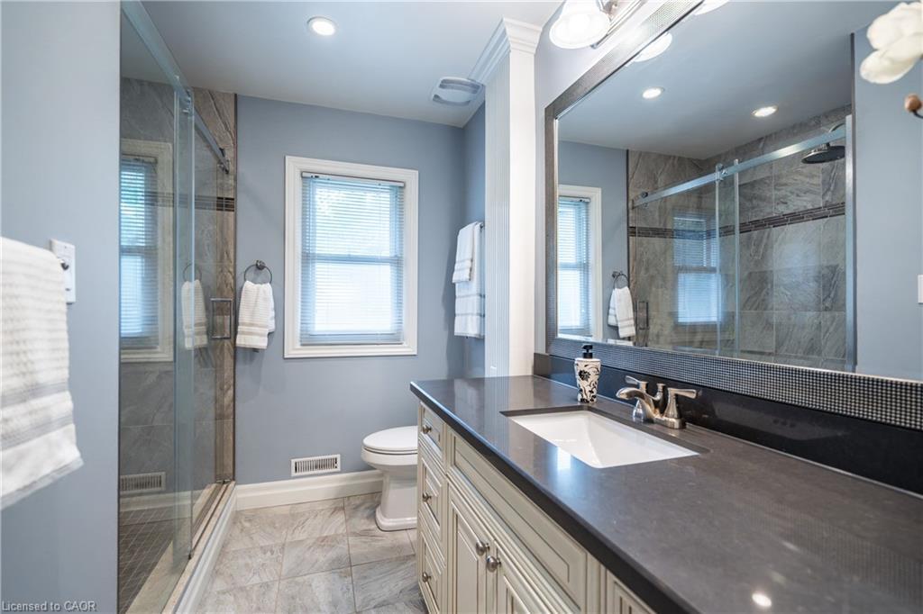 98 Hadley Drive, Ancaster, ON - Indoor Photo Showing Bathroom