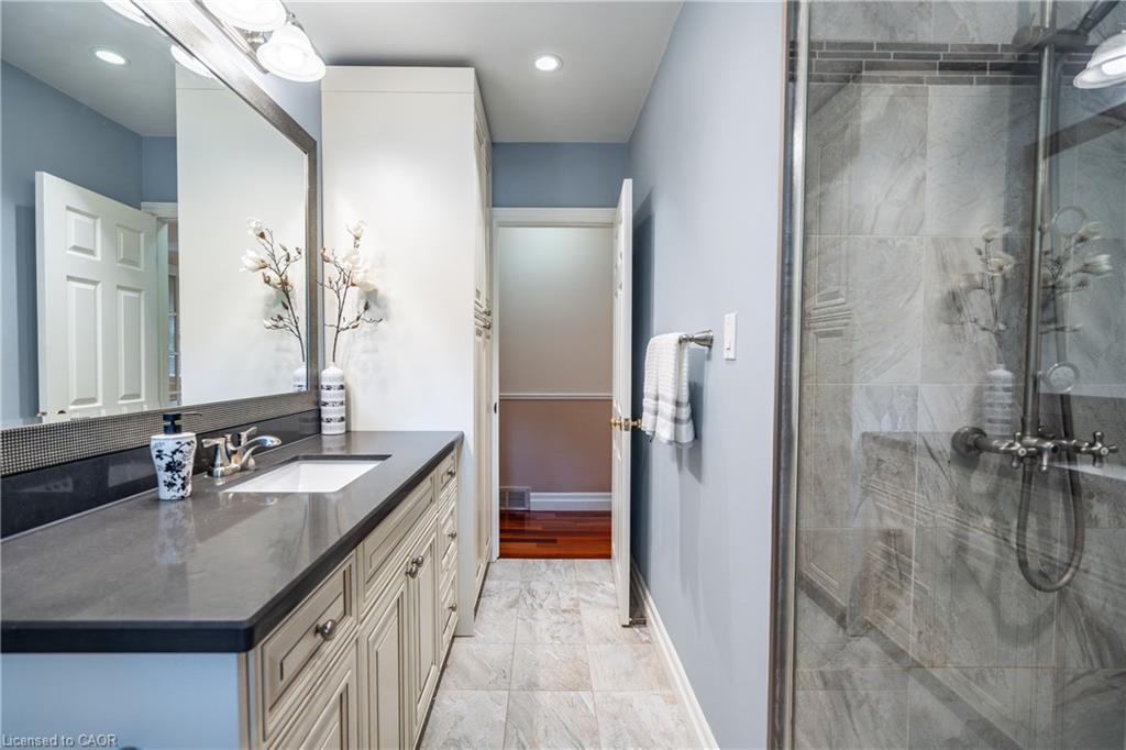 98 Hadley Drive, Ancaster, ON - Indoor Photo Showing Bathroom
