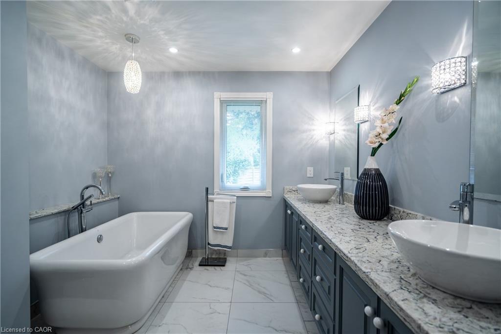 98 Hadley Drive, Ancaster, ON - Indoor Photo Showing Bathroom