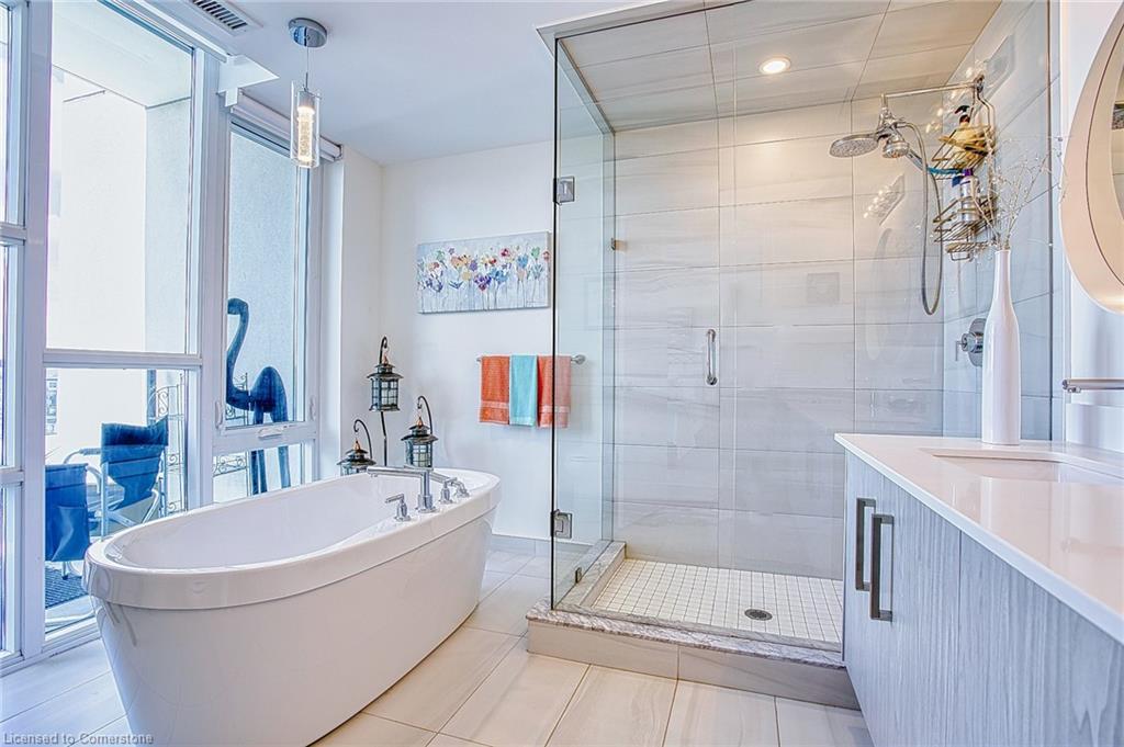 707-16 Concord Place, Grimsby, ON - Indoor Photo Showing Bathroom