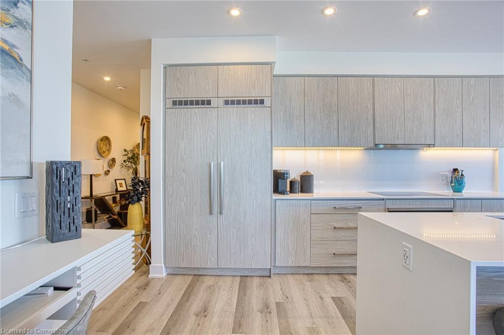 707-16 Concord Place, Grimsby, ON - Indoor Photo Showing Kitchen With Upgraded Kitchen