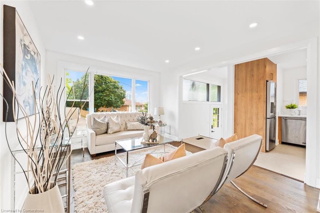 83 Walter Avenue, Newmarket, ON - Indoor Photo Showing Living Room