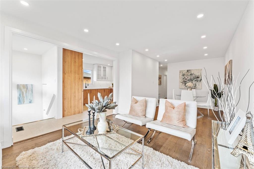 83 Walter Avenue, Newmarket, ON - Indoor Photo Showing Living Room