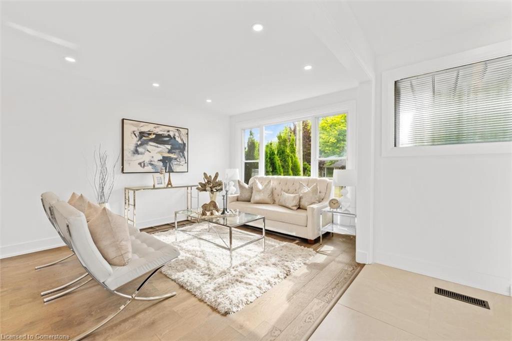 83 Walter Avenue, Newmarket, ON - Indoor Photo Showing Living Room