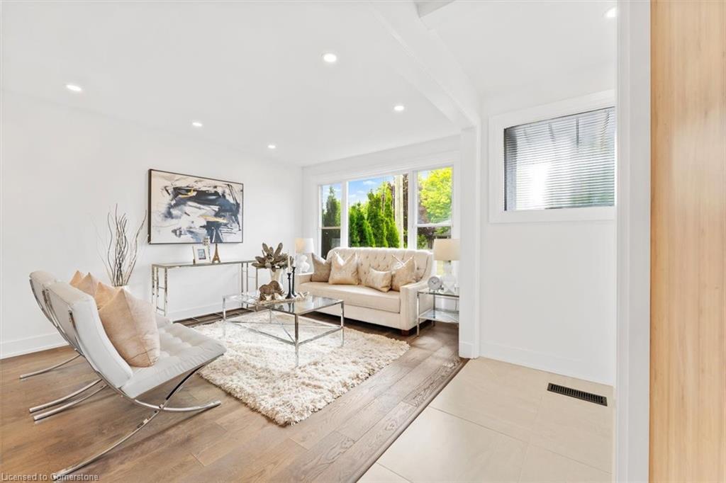 83 Walter Avenue, Newmarket, ON - Indoor Photo Showing Living Room