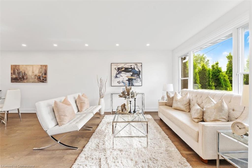 83 Walter Avenue, Newmarket, ON - Indoor Photo Showing Living Room