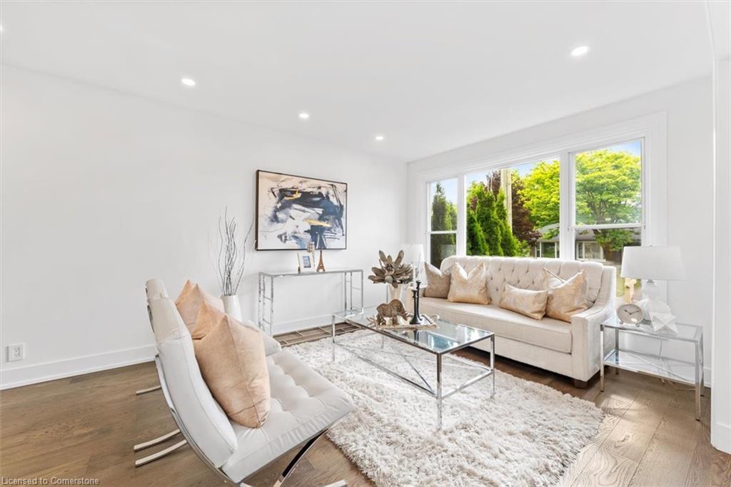 83 Walter Avenue, Newmarket, ON - Indoor Photo Showing Living Room