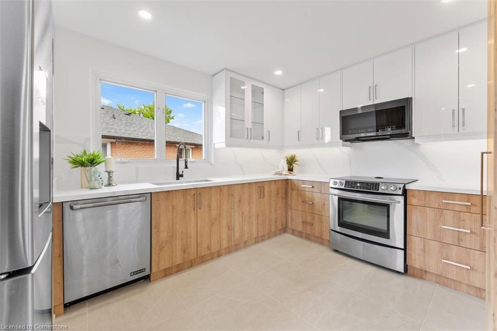 83 Walter Avenue, Newmarket, ON - Indoor Photo Showing Kitchen With Upgraded Kitchen
