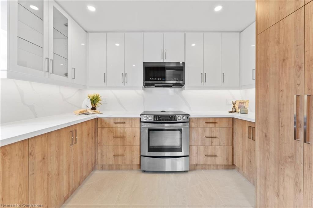 83 Walter Avenue, Newmarket, ON - Indoor Photo Showing Kitchen With Upgraded Kitchen