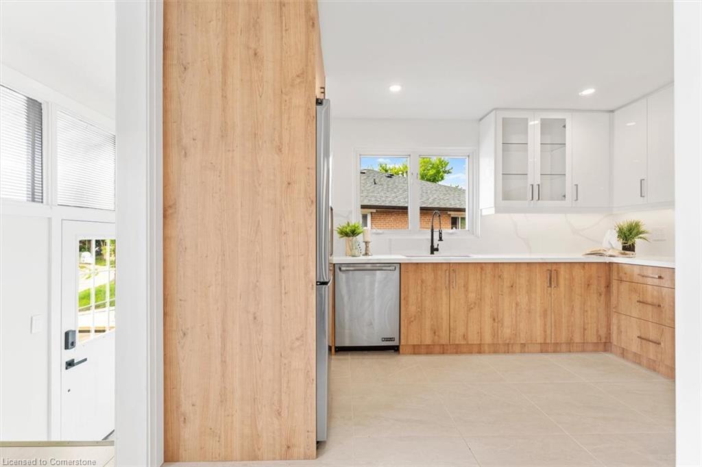 83 Walter Avenue, Newmarket, ON - Indoor Photo Showing Kitchen