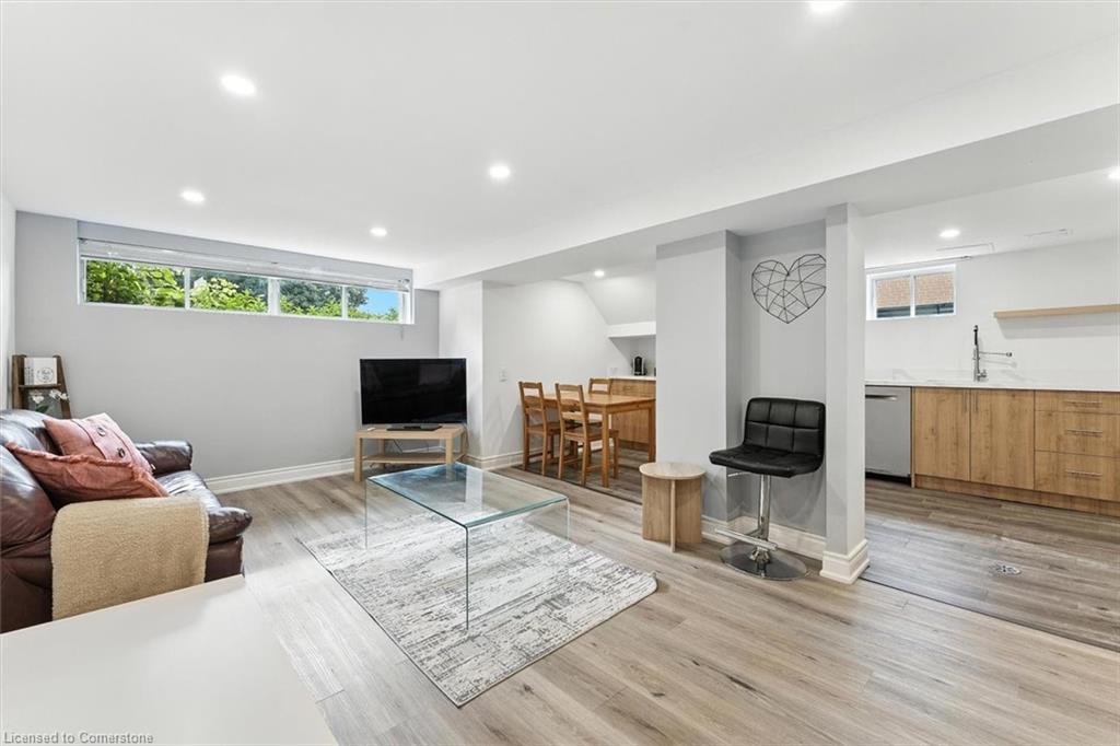 83 Walter Avenue, Newmarket, ON - Indoor Photo Showing Living Room