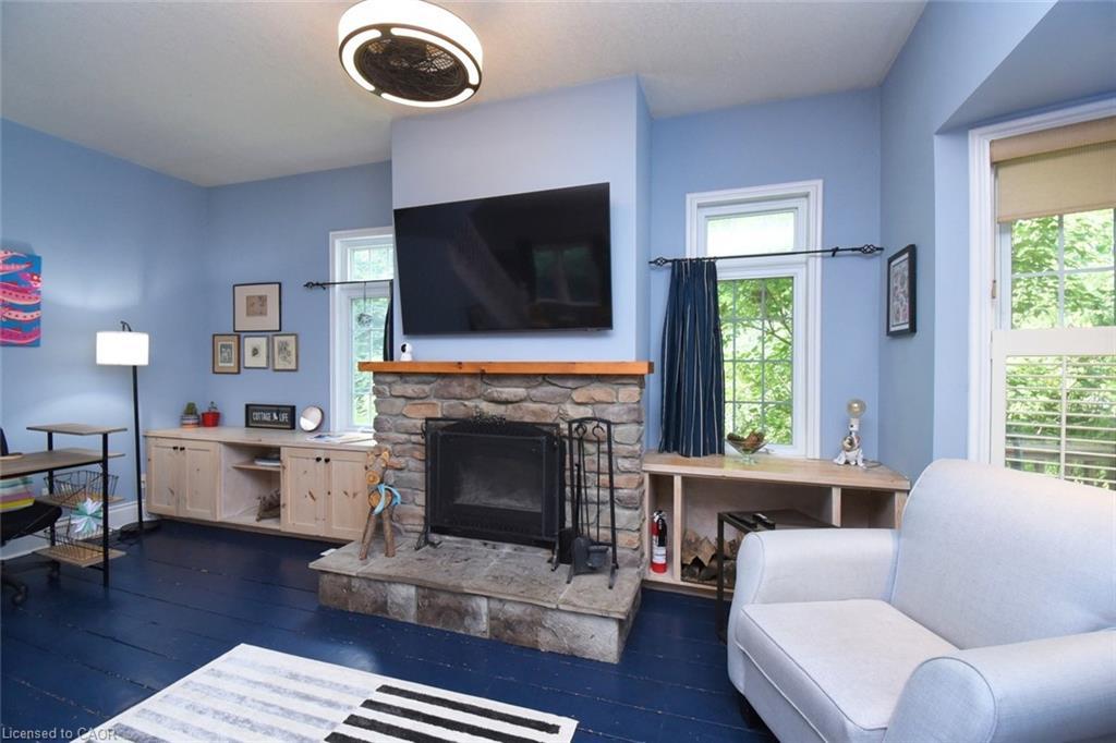 662 Old Dundas Road, Ancaster, ON - Indoor Photo Showing Living Room With Fireplace