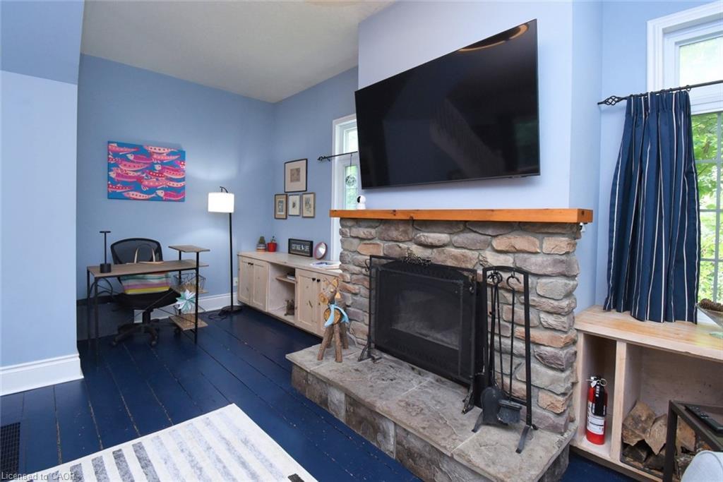 662 Old Dundas Road, Ancaster, ON - Indoor Photo Showing Living Room With Fireplace