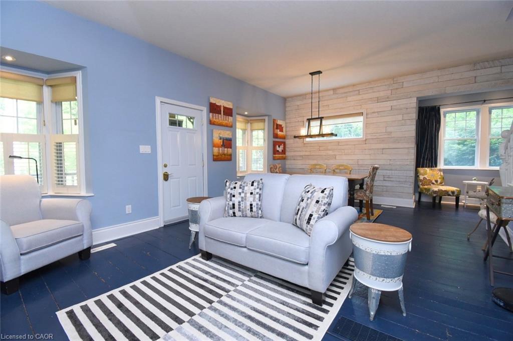 662 Old Dundas Road, Ancaster, ON - Indoor Photo Showing Living Room