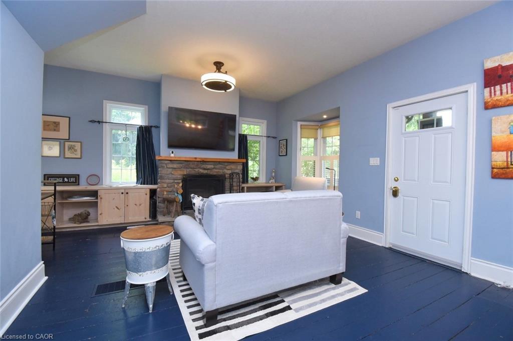 662 Old Dundas Road, Ancaster, ON - Indoor Photo Showing Living Room With Fireplace