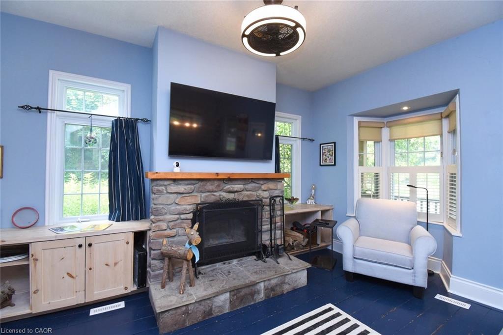 662 Old Dundas Road, Ancaster, ON - Indoor Photo Showing Living Room With Fireplace