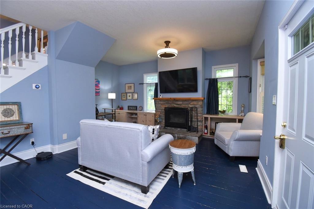 662 Old Dundas Road, Ancaster, ON - Indoor Photo Showing Living Room With Fireplace