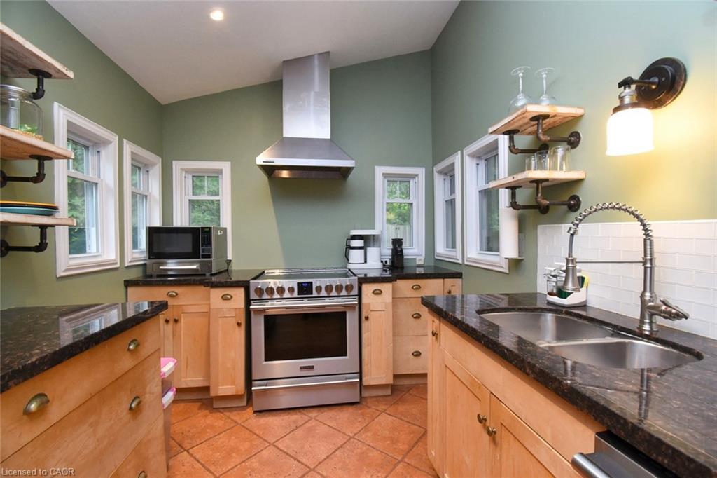 662 Old Dundas Road, Ancaster, ON - Indoor Photo Showing Kitchen With Double Sink