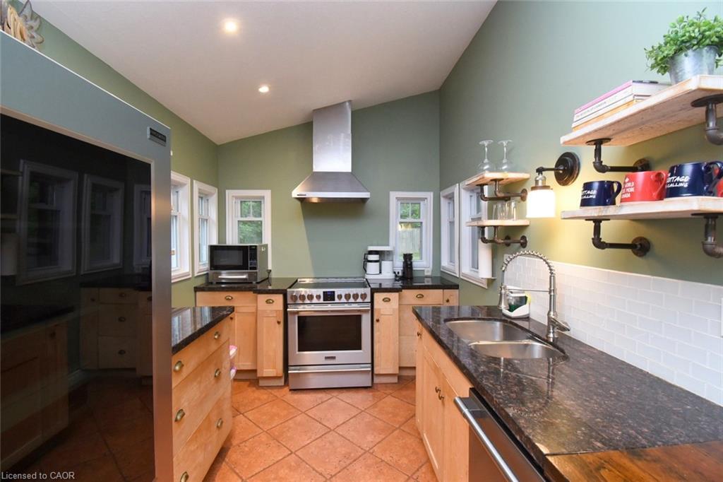 662 Old Dundas Road, Ancaster, ON - Indoor Photo Showing Kitchen With Double Sink