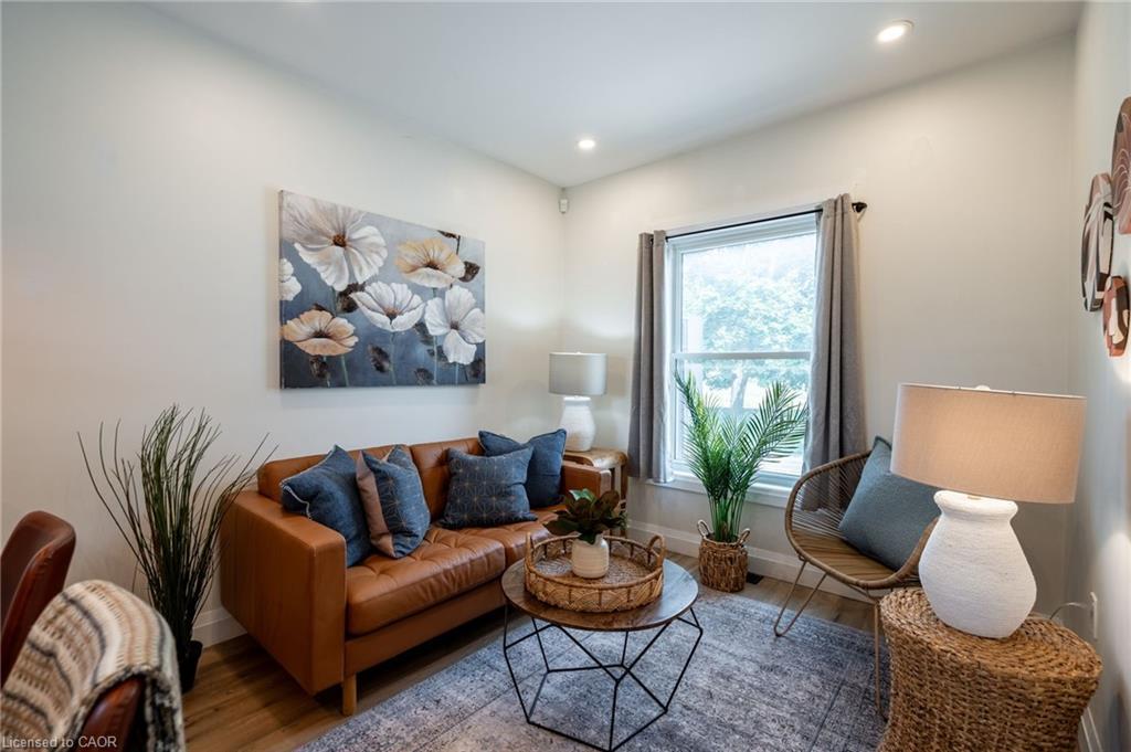 1 Prince Street, St. Catharines, ON - Indoor Photo Showing Living Room