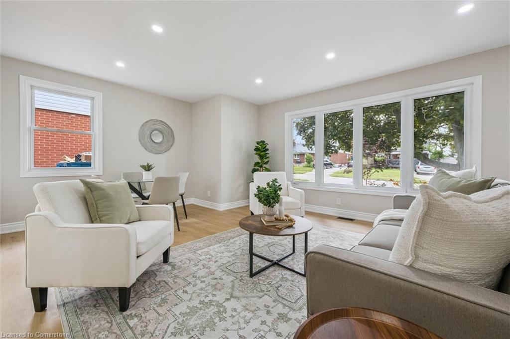 56 Dover Street, Waterloo, ON - Indoor Photo Showing Living Room