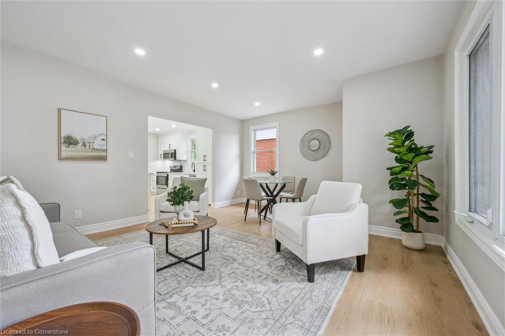 56 Dover Street, Waterloo, ON - Indoor Photo Showing Living Room