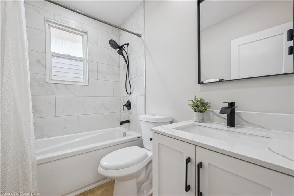56 Dover Street, Waterloo, ON - Indoor Photo Showing Bathroom