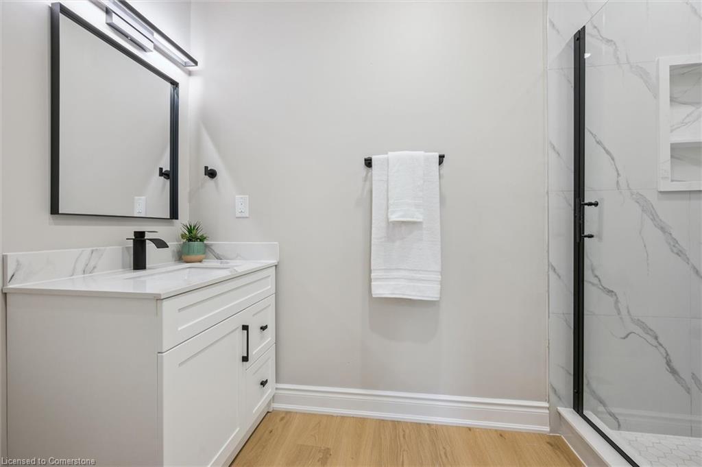 56 Dover Street, Waterloo, ON - Indoor Photo Showing Bathroom