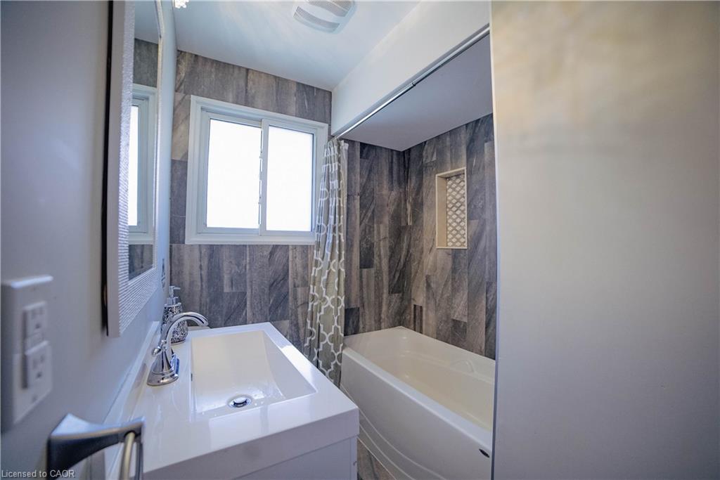 Upper-192 Glen Road, Kitchener, ON - Indoor Photo Showing Bathroom