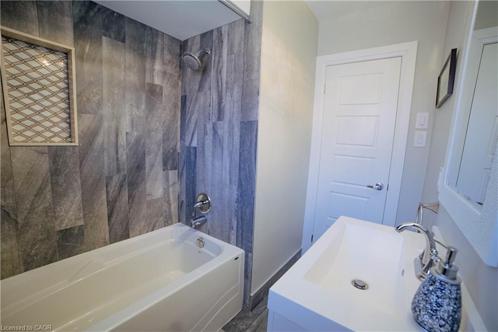 Upper-192 Glen Road, Kitchener, ON - Indoor Photo Showing Bathroom