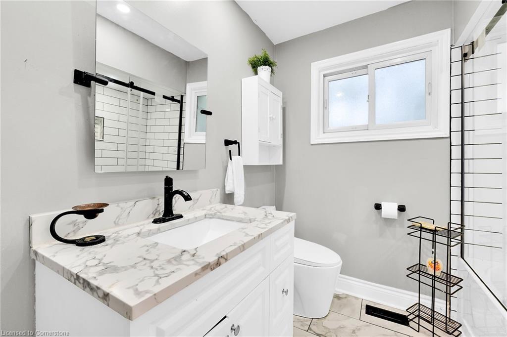 49 Glover Road, Hamilton, ON - Indoor Photo Showing Bathroom