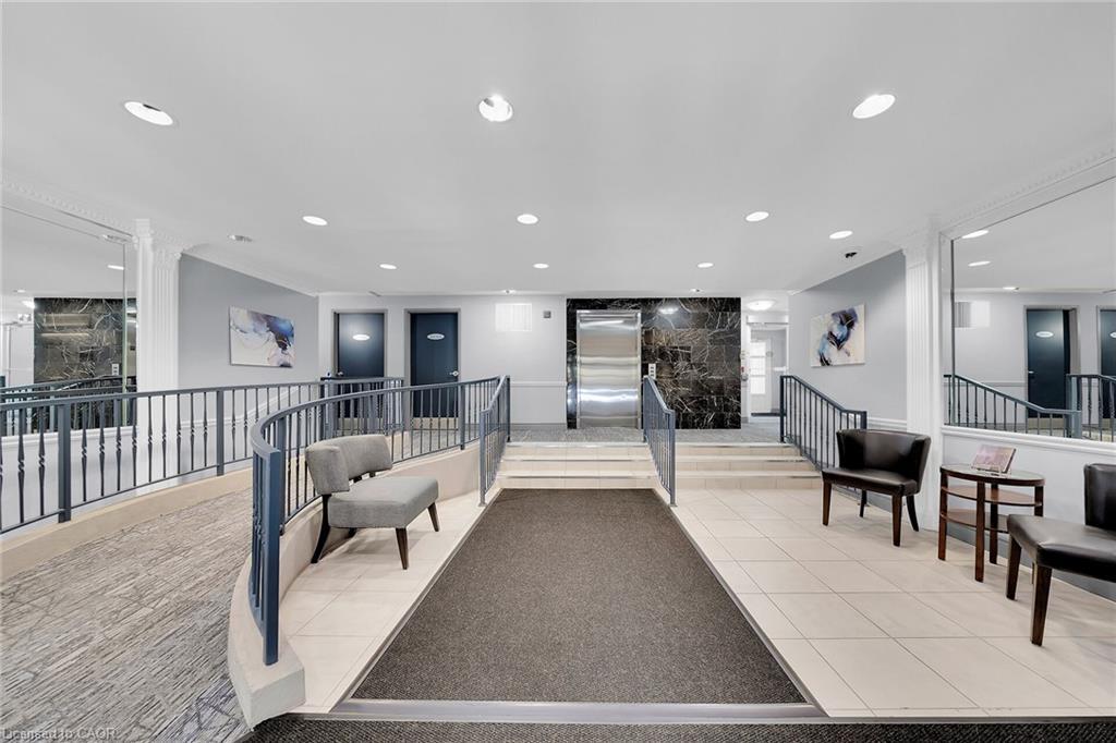 407-2300 Parkhaven Boulevard E, Oakville, ON - Indoor Photo Showing Other Room