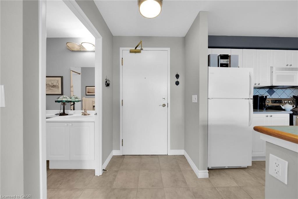 407-2300 Parkhaven Boulevard E, Oakville, ON - Indoor Photo Showing Kitchen