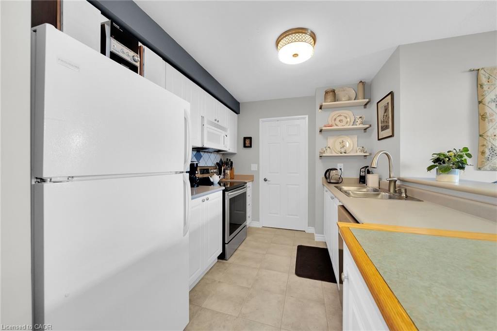 407-2300 Parkhaven Boulevard E, Oakville, ON - Indoor Photo Showing Kitchen With Double Sink