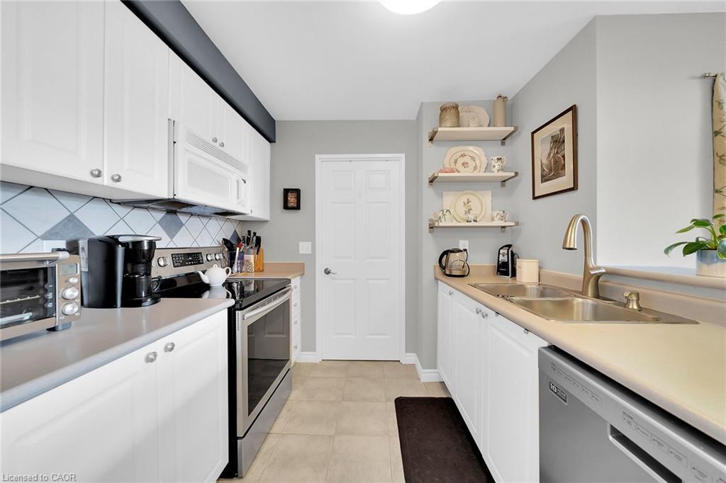 407-2300 Parkhaven Boulevard E, Oakville, ON - Indoor Photo Showing Kitchen With Double Sink