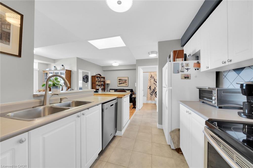 407-2300 Parkhaven Boulevard E, Oakville, ON - Indoor Photo Showing Kitchen With Double Sink