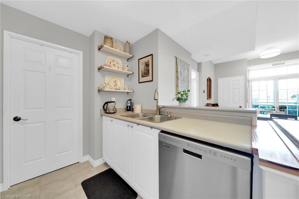 407-2300 Parkhaven Boulevard E, Oakville, ON - Indoor Photo Showing Kitchen With Double Sink