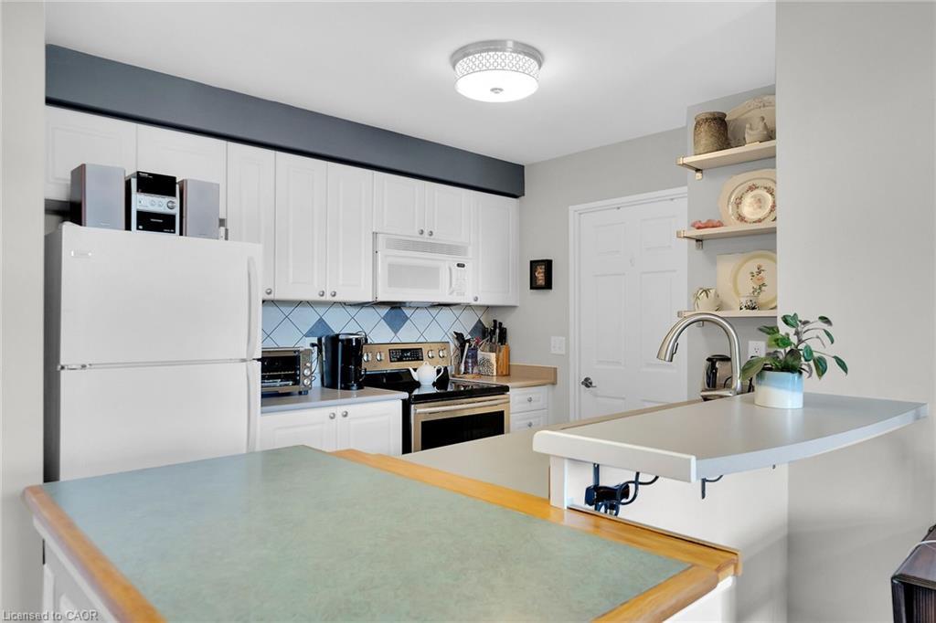 407-2300 Parkhaven Boulevard E, Oakville, ON - Indoor Photo Showing Kitchen