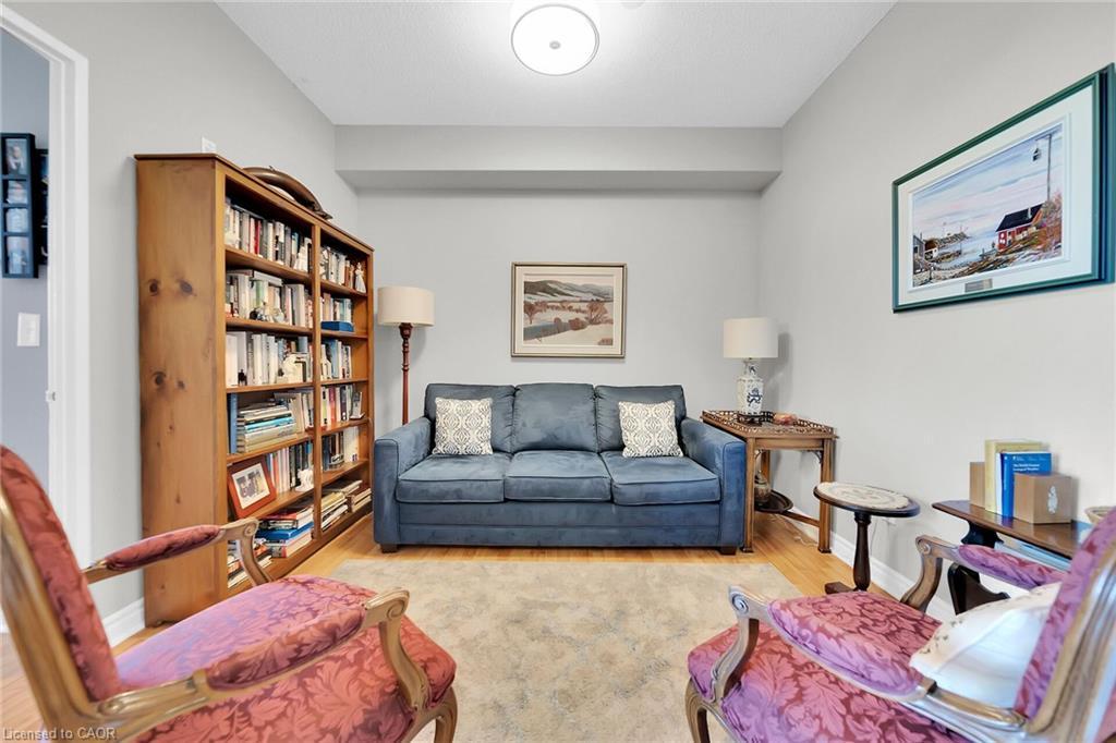 407-2300 Parkhaven Boulevard E, Oakville, ON - Indoor Photo Showing Living Room