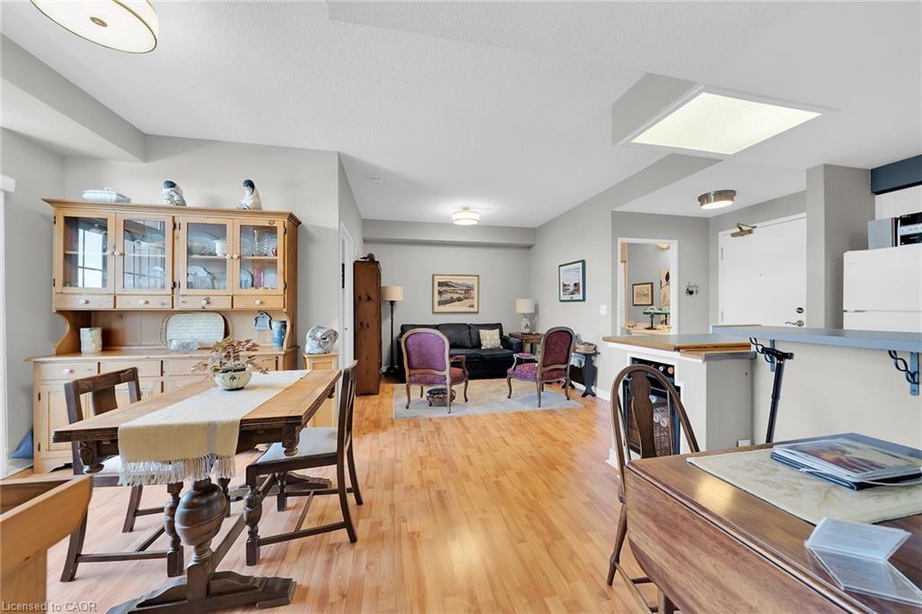 407-2300 Parkhaven Boulevard E, Oakville, ON - Indoor Photo Showing Dining Room