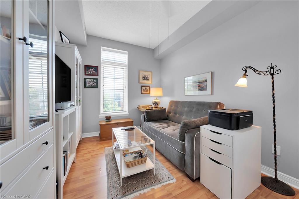 407-2300 Parkhaven Boulevard E, Oakville, ON - Indoor Photo Showing Living Room