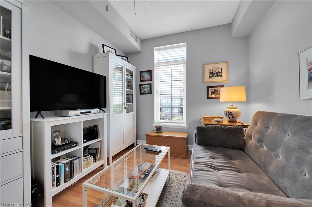 407-2300 Parkhaven Boulevard E, Oakville, ON - Indoor Photo Showing Living Room