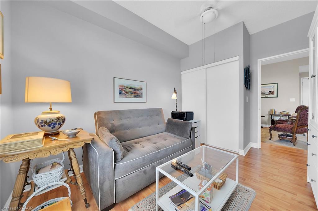 407-2300 Parkhaven Boulevard E, Oakville, ON - Indoor Photo Showing Living Room