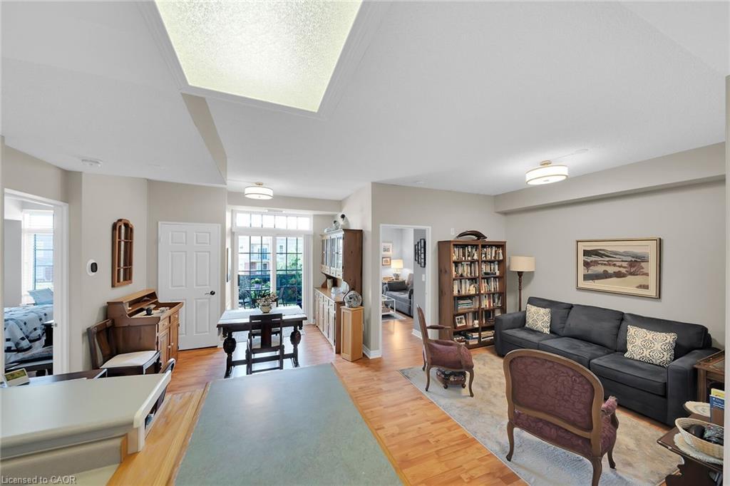 407-2300 Parkhaven Boulevard E, Oakville, ON - Indoor Photo Showing Living Room