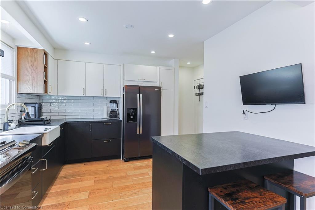 54-5475 Lakeshore Road, Burlington, ON - Indoor Photo Showing Kitchen With Upgraded Kitchen