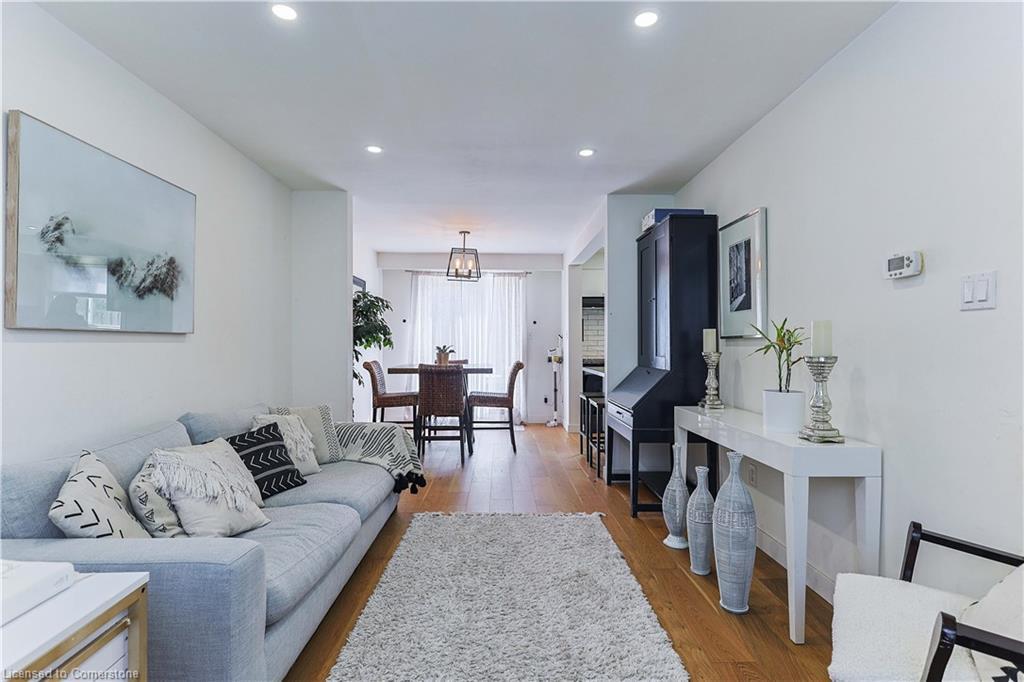 54-5475 Lakeshore Road, Burlington, ON - Indoor Photo Showing Living Room