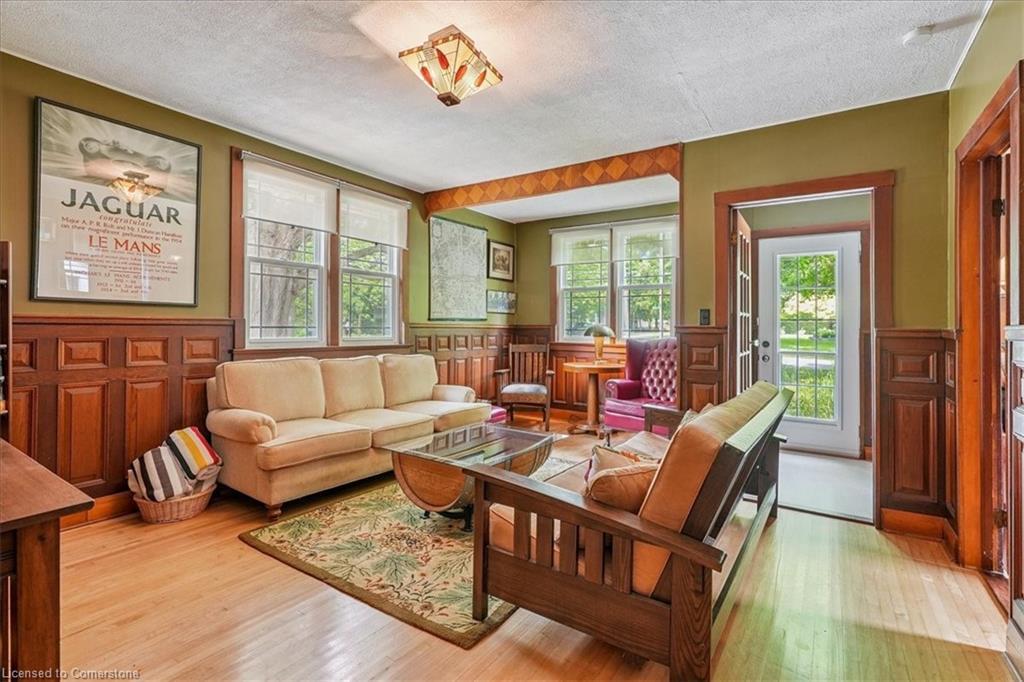 94 Centre Street, Niagara-On-The-Lake, ON - Indoor Photo Showing Living Room