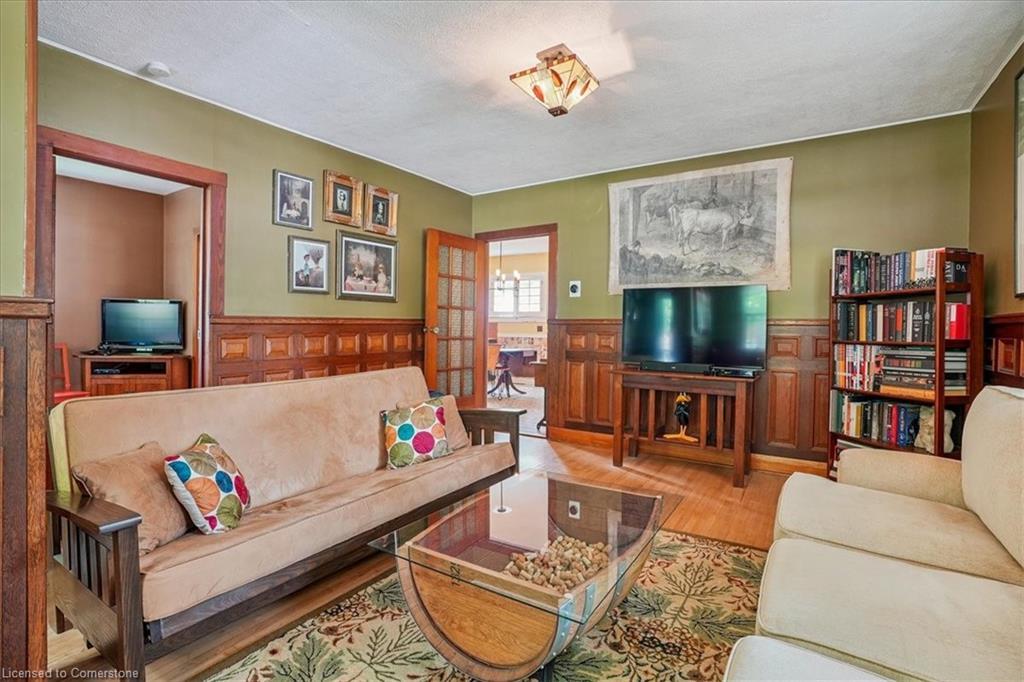 94 Centre Street, Niagara-On-The-Lake, ON - Indoor Photo Showing Living Room