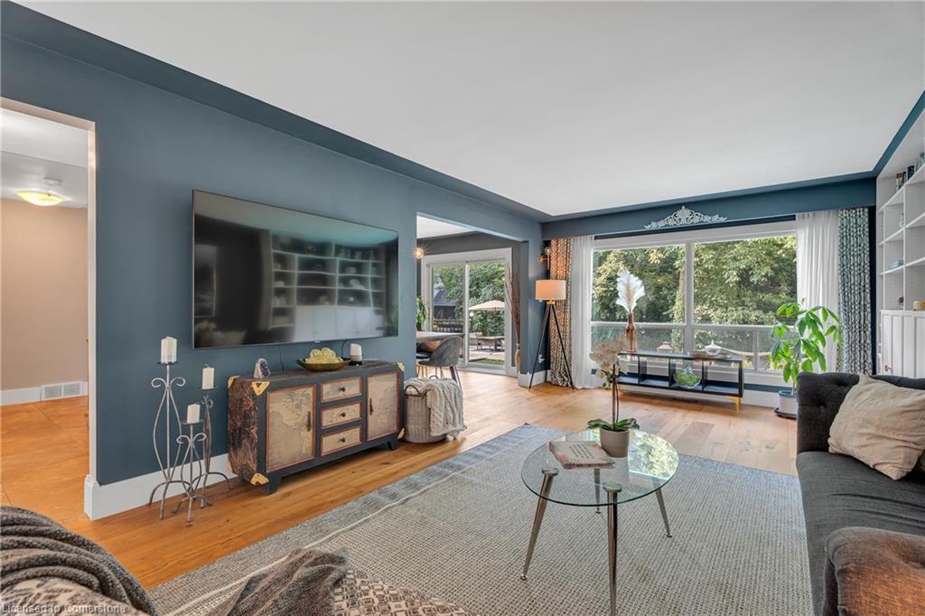 316 Fennell Avenue W, Hamilton, ON - Indoor Photo Showing Living Room