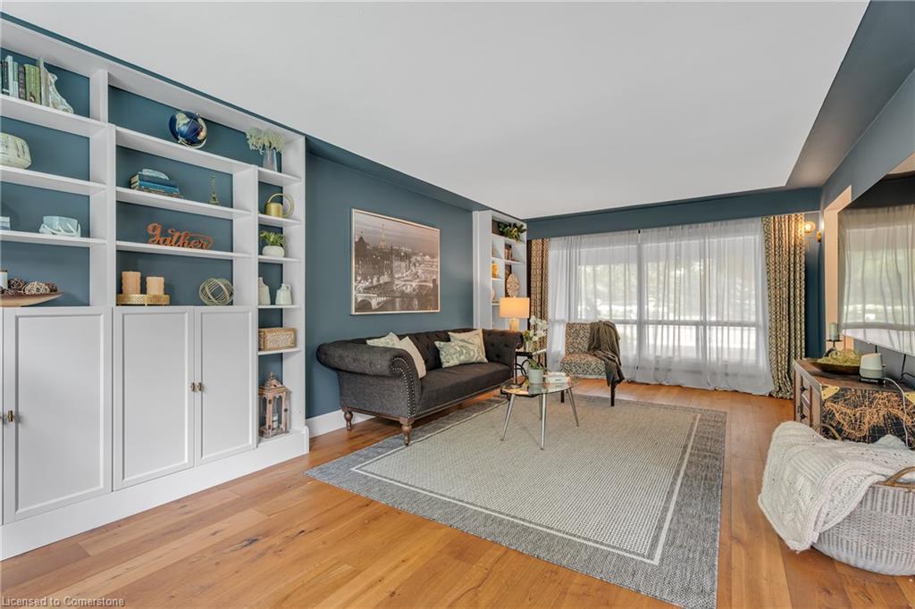 316 Fennell Avenue W, Hamilton, ON - Indoor Photo Showing Living Room